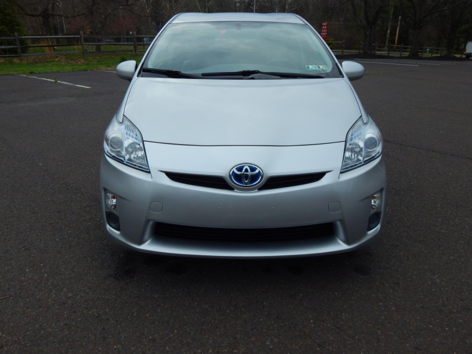2010 Silver /Gray Leather Toyota Prius IV (JTDKN3DU1A0) with an 1.8 liter 4cyl hybrid engine, CVT Automatic transmission, located at 6528 Lower York Road, New Hope, PA, 18938, (215) 862-9555, 40.358707, -74.977882 - Here for sale is a 2010 Toyota Prius 4 hatchback. Under the hood is a strong running 1.8 liter 4 cylinder hybrid engine which puts power to the front wheels via a smooth transmission. Features include; Gray leather interior, keyless entry, 2 master keys, cruise control, tilt steering wheel, cold A - Photo #6